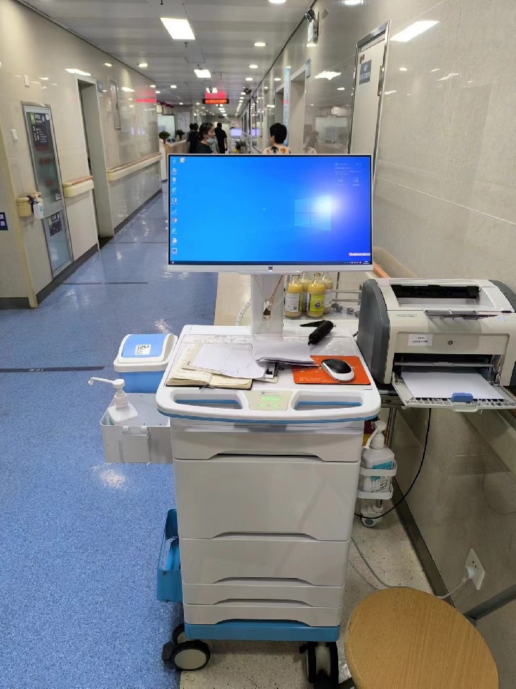 移动护理工作站闪屏维修案例